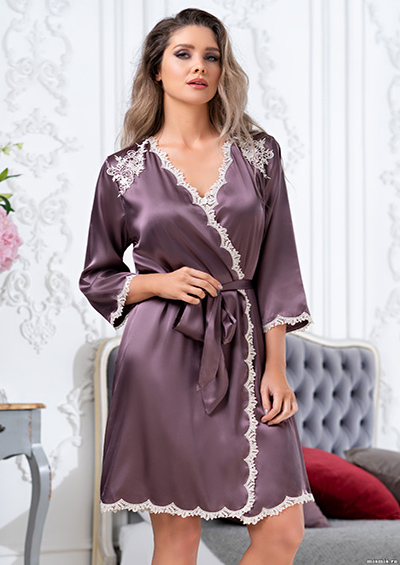 Короткий халат Mia-Amore с запахом и с рукавами длиной ¾ выполнен из однотонного смесового шелка.