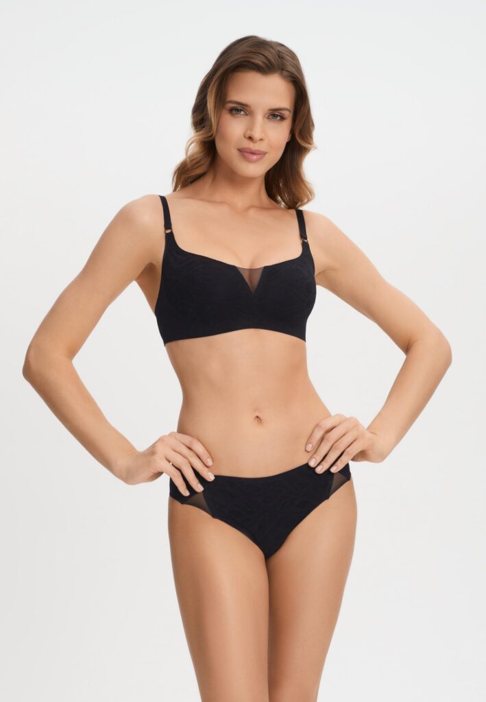 Кружевной бескаркасный бюстгальтер-бралетт Marc & André Lacy Skin W24-1464-01-TRS-SY на модели